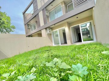 DEPARTAMENTO DE 2 AMBIENTES A ESTRENAR CON JARDIN Y COCHERA