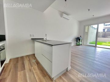 DEPARTAMENTO DE 2 AMBIENTES A ESTRENAR CON JARDIN Y COCHERA