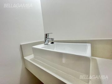 DEPARTAMENTO DE 2 AMBIENTES A ESTRENAR CON JARDIN Y COCHERA