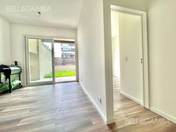 DEPARTAMENTO DE 2 AMBIENTES A ESTRENAR CON JARDIN Y COCHERA