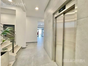 DEPARTAMENTO DE 2 AMBIENTES A ESTRENAR CON JARDIN Y COCHERA