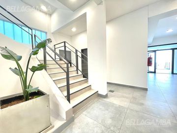 DEPARTAMENTO DE 2 AMBIENTES A ESTRENAR CON JARDIN Y COCHERA