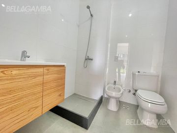 DEPARTAMENTO DE 2 AMBIENTES A ESTRENAR CON JARDIN Y COCHERA