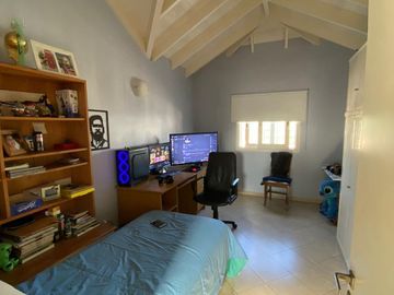 Casa en  Venta en Berazategui -  Triplex Impecable. Apto Credito. Acepta Permuta.