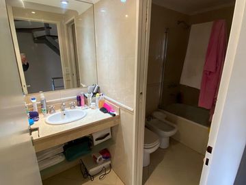 Casa en  Venta en Berazategui -  Triplex Impecable. Apto Credito. Acepta Permuta.