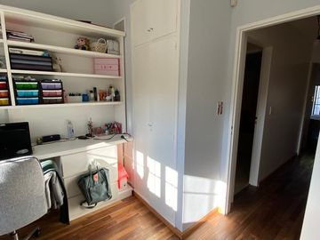 Casa en  Venta en Berazategui -  Triplex Impecable. Apto Credito. Acepta Permuta.