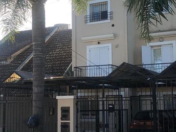 Casa en  Venta en Berazategui -  Triplex Impecable. Apto Credito. Acepta Permuta.