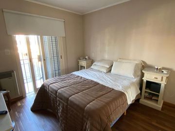 Casa en  Venta en Berazategui -  Triplex Impecable. Apto Credito. Acepta Permuta.