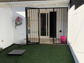Casa en  Venta en Berazategui -  Triplex Impecable. Apto Credito. Acepta Permuta.