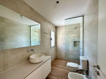 Casa de 3 Dormitorios en Dos Planta en Venta en  Vida Barrio Privado