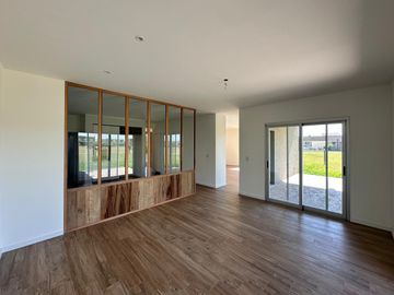 Casa de 3 Dormitorios en Dos Planta en Venta en  Vida Barrio Privado
