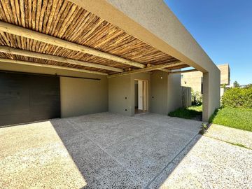 Casa de 3 Dormitorios en Dos Planta en Venta en  Vida Barrio Privado