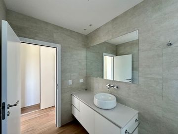 Casa de 3 Dormitorios en Dos Planta en Venta en  Vida Barrio Privado
