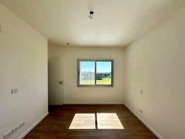 Casa de 3 Dormitorios en Dos Planta en Venta en  Vida Barrio Privado
