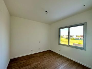 Casa de 3 Dormitorios en Dos Planta en Venta en  Vida Barrio Privado