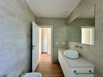 Casa de 3 Dormitorios en Dos Planta en Venta en  Vida Barrio Privado