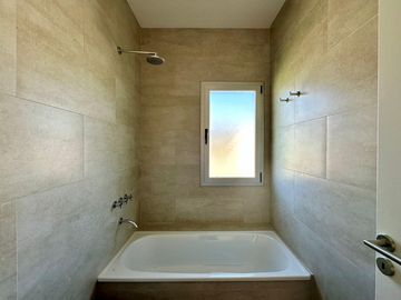 Casa de 3 Dormitorios en Dos Planta en Venta en  Vida Barrio Privado