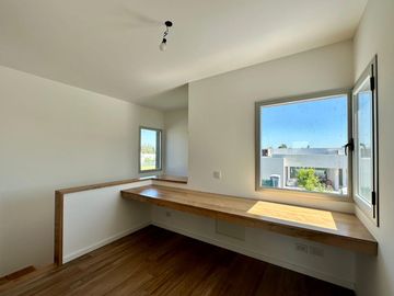 Casa de 3 Dormitorios en Dos Planta en Venta en  Vida Barrio Privado