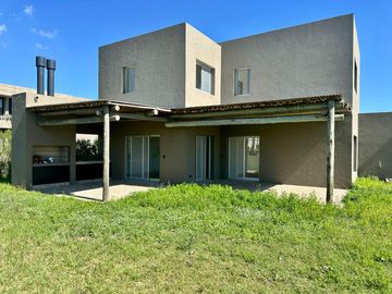 Casa de 3 Dormitorios en Dos Planta en Venta en  Vida Barrio Privado