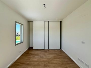 Casa de 3 Dormitorios en Dos Planta en Venta en  Vida Barrio Privado