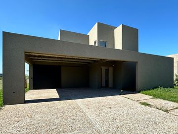 Casa de 3 Dormitorios en Dos Planta en Venta en  Vida Barrio Privado