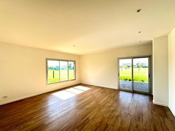 Casa de 3 Dormitorios en Dos Planta en Venta en  Vida Barrio Privado