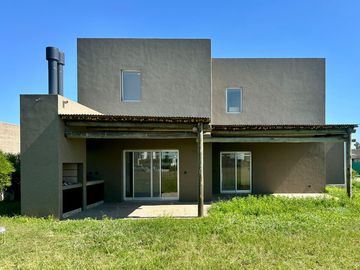 Casa de 3 Dormitorios en Dos Planta en Venta en  Vida Barrio Privado