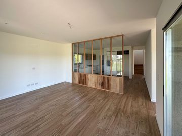 Casa de 3 Dormitorios en Dos Planta en Venta en  Vida Barrio Privado