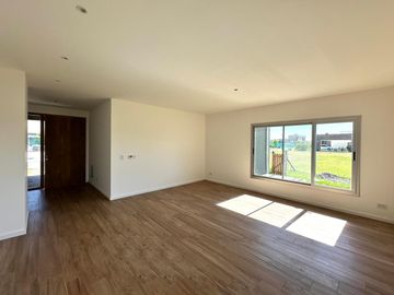 Casa de 3 Dormitorios en Dos Planta en Venta en  Vida Barrio Privado