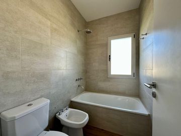 Casa de 3 Dormitorios en Dos Planta en Venta en  Vida Barrio Privado