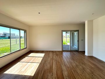 Casa de 3 Dormitorios en Dos Planta en Venta en  Vida Barrio Privado