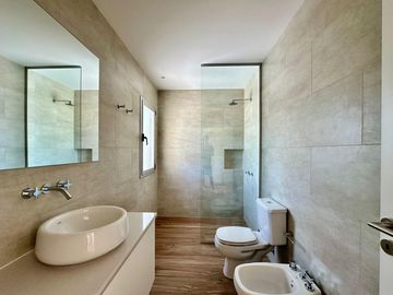 Casa de 3 Dormitorios en Dos Planta en Venta en  Vida Barrio Privado