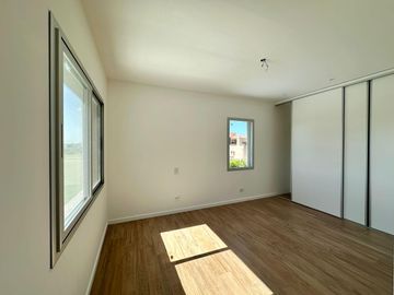Casa de 3 Dormitorios en Dos Planta en Venta en  Vida Barrio Privado