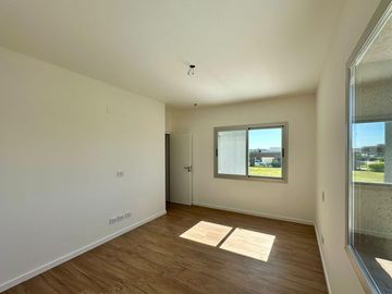 Casa de 3 Dormitorios en Dos Planta en Venta en  Vida Barrio Privado