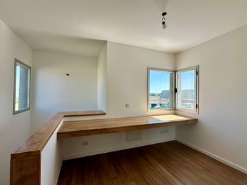 Casa de 3 Dormitorios en Dos Planta en Venta en  Vida Barrio Privado
