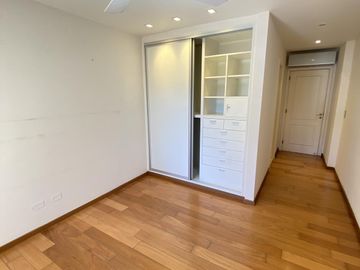 EXCLUSIVO DEPARTAMENTO EN VENTA EN COMPLEJO VILLAGE PLAZA