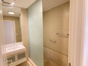 EXCLUSIVO DEPARTAMENTO EN VENTA EN COMPLEJO VILLAGE PLAZA