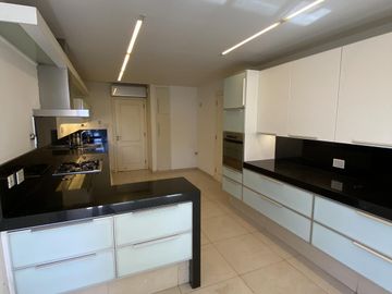 EXCLUSIVO DEPARTAMENTO EN VENTA EN COMPLEJO VILLAGE PLAZA