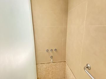 EXCLUSIVO DEPARTAMENTO EN VENTA EN COMPLEJO VILLAGE PLAZA