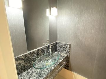 EXCLUSIVO DEPARTAMENTO EN VENTA EN COMPLEJO VILLAGE PLAZA