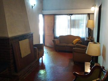 Chalet de 3 dorm, 2 baños, garage cubierto y fondo libre.- L. de Zamora