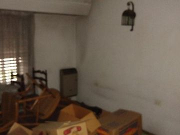 Chalet de 3 dorm, 2 baños, garage cubierto y fondo libre.- L. de Zamora