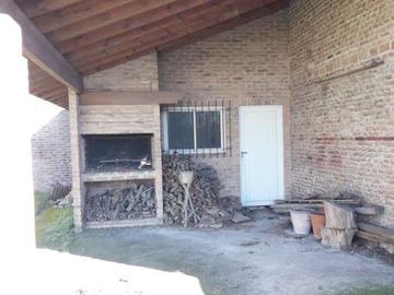 Chalet de 3 dorm, 2 baños, garage cubierto y fondo libre.- L. de Zamora