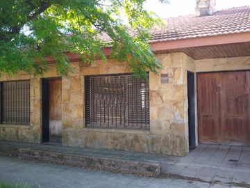 Chalet de 3 dorm, 2 baños, garage cubierto y fondo libre.- L. de Zamora
