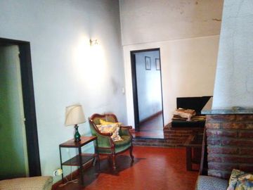 Chalet de 3 dorm, 2 baños, garage cubierto y fondo libre.- L. de Zamora
