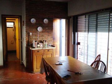 Chalet de 3 dorm, 2 baños, garage cubierto y fondo libre.- L. de Zamora