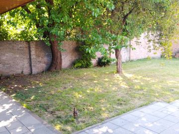 Chalet de 3 dorm, 2 baños, garage cubierto y fondo libre.- L. de Zamora