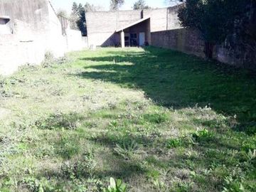 Chalet de 3 dorm, 2 baños, garage cubierto y fondo libre.- L. de Zamora