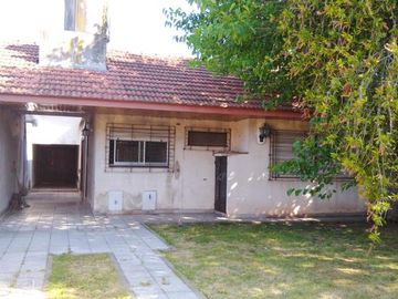 Chalet de 3 dorm, 2 baños, garage cubierto y fondo libre.- L. de Zamora