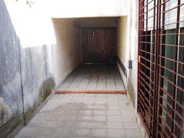 Chalet de 3 dorm, 2 baños, garage cubierto y fondo libre.- L. de Zamora